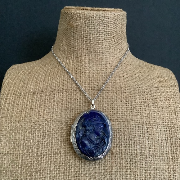 Vintage genuine lapis Lazuli cameo locket pendant necklace.